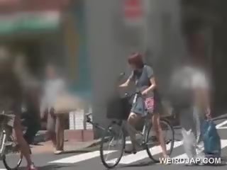 甜 亚洲人 辣妹 骑术 该 bike 得到 的pussies 所有 湿