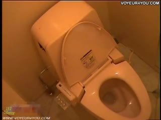 Ascuns camere în the damsel toaleta cameră