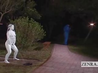 자막 일본의 공공의 공원 statue 분수 prank