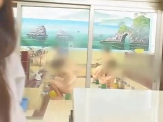 Gros seins asiatique hitomi tanaka en publique bain