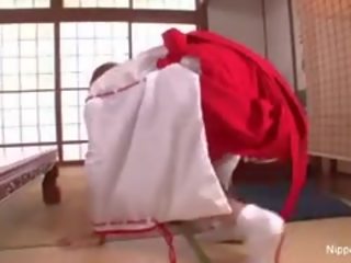 Японки госпожица пиеси с тя путка докато малко момчета peep